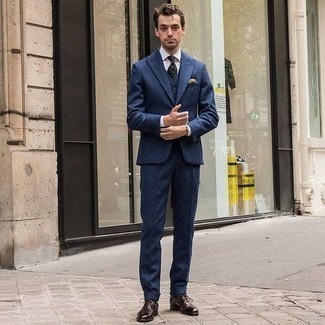 Come indossare e abbinare scarpe oxford in modo formale: Indossa un abito blu scuro e una camicia elegante bianca come un vero gentiluomo. Scarpe oxford sono una interessante scelta per completare il look.