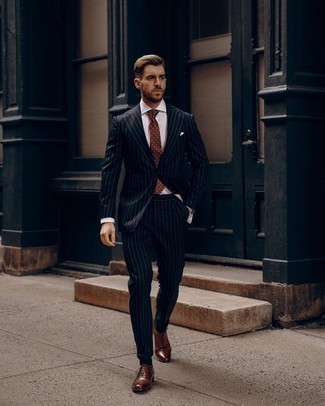 Come indossare e abbinare una cravatta marrone quando fa caldo in modo formale: Indossa un abito a righe verticali blu scuro e una cravatta marrone per un look elegante e alla moda. Per un look più rilassato, scegli un paio di scarpe oxford in pelle marroni.