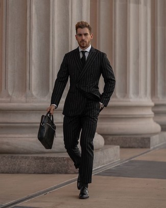 Come indossare e abbinare una cravatta in modo formale: Prova ad abbinare un abito a righe verticali nero con una cravatta per un look elegante e alla moda. Scegli un paio di scarpe oxford in pelle nere come calzature per un tocco più rilassato.