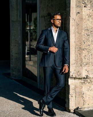 Come indossare e abbinare un abito blu scuro quando fa caldo in modo formale: Combina un abito blu scuro con una camicia elegante bianca come un vero gentiluomo. Scarpe oxford in pelle nere sono una buona scelta per completare il look.