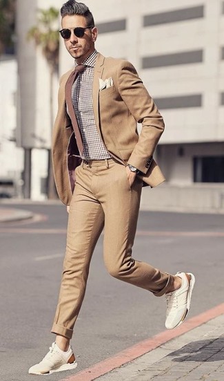 Come indossare e abbinare un abito beige con scarpe sportive marrone chiaro per un uomo di 30 anni: Abbina un abito beige con una camicia elegante a quadretti marrone per un look elegante e alla moda. Per distinguerti dagli altri, scegli un paio di scarpe sportive marrone chiaro.