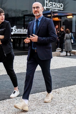 Quale scarpe sportive indossare con una camicia elegante blu scuro per un uomo di 50 anni in modo smart-casual: Combina una camicia elegante blu scuro con un abito di lana a pois blu scuro come un vero gentiluomo. Opta per un paio di scarpe sportive per avere un aspetto più rilassato.
