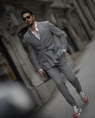 Quale scarpe sportive indossare con un abito grigio per un uomo di 30 anni: Opta per un abito grigio e una camicia elegante bianca per una silhouette classica e raffinata Per un look più rilassato, opta per un paio di scarpe sportive.
