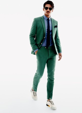 Quale scarpe sportive indossare con una camicia elegante blu scuro: Scegli una camicia elegante blu scuro e un abito verde per un look elegante e di classe. Abbina questi abiti a un paio di scarpe sportive.