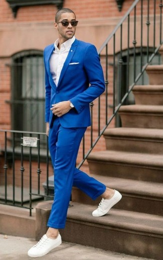 Come indossare e abbinare un orologio dorato per un uomo di 30 anni quando fa caldo: Combina un abito blu con un orologio dorato per un look semplice, da indossare ogni giorno. Sneakers basse di tela bianche sono una buona scelta per completare il look.