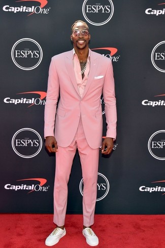 Look di Dwight Howard: Abito rosa, Camicia elegante rosa, Sneakers basse bianche, Fazzoletto da taschino bianco