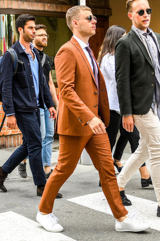 Quale sneakers basse indossare con un abito marrone per un uomo di 30 anni: Potresti combinare un abito marrone con una camicia elegante bianca per un look elegante e alla moda. Per distinguerti dagli altri, calza un paio di sneakers basse.