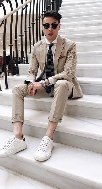Look alla moda per uomo: Abito beige, Camicia elegante a quadri bianca, Sneakers basse in pelle bianche, Cravatta a pois nera e bianca