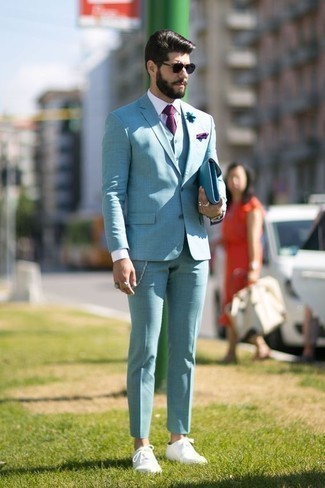 Look alla moda per uomo: Abito azzurro, Camicia elegante bianca, Sneakers basse in pelle bianche, Pochette in pelle azzurra