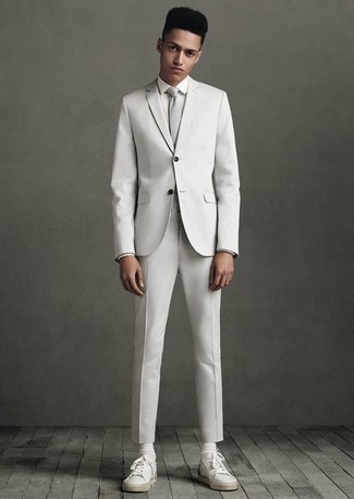 Look alla moda per uomo: Abito bianco, Camicia elegante bianca, Sneakers basse in pelle bianche, Cravatta grigia