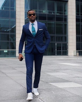 Come indossare e abbinare sneakers basse in modo formale: Potresti abbinare un abito blu scuro con una camicia elegante bianca come un vero gentiluomo. Per distinguerti dagli altri, calza un paio di sneakers basse.