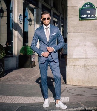 Come indossare e abbinare sneakers basse in modo formale: Potresti indossare un abito blu e una camicia elegante bianca per essere sofisticato e di classe. Calza un paio di sneakers basse per un tocco più rilassato.