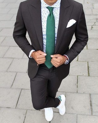 Come indossare e abbinare una cravatta verde scuro per un uomo di 30 anni: Indossa un abito grigio scuro e una cravatta verde scuro per essere sofisticato e di classe. Per distinguerti dagli altri, mettiti un paio di sneakers basse di tela bianche e verdi.