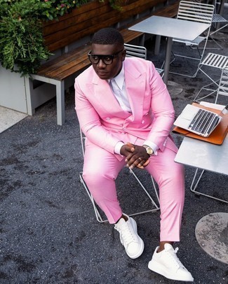 Come indossare e abbinare sneakers basse bianche e nere in modo formale: Coniuga un abito rosa con una camicia elegante bianca come un vero gentiluomo. Scegli un paio di sneakers basse bianche e nere per un tocco più rilassato.