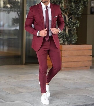Look alla moda per uomo: Abito bordeaux, Camicia elegante bianca, Sneakers basse di tela bianche, Cravatta bordeaux