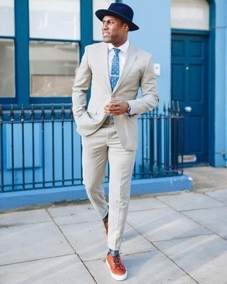 Come indossare e abbinare un borsalino blu: Opta per un abito grigio e un borsalino blu per vestirti casual. Completa questo look con un paio di sneakers basse in pelle terracotta.