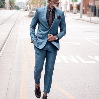 Come indossare e abbinare una cravatta marrone scuro in modo formale: Vestiti con un abito blu e una cravatta marrone scuro per essere sofisticato e di classe. Scegli un paio di sneakers basse di tela marrone scuro come calzature per avere un aspetto più rilassato.