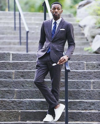 Look alla moda per uomo: Abito blu scuro, Camicia elegante a quadri bianca e blu scuro, Sneakers basse di tela bianche, Cravatta scozzese blu scuro