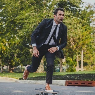 Come indossare e abbinare una cravatta per un uomo di 40 anni in modo formale: Scegli un abito nero e una cravatta come un vero gentiluomo. Per un look più rilassato, scegli un paio di sneakers basse in pelle marroni.