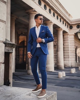 Come indossare e abbinare sneakers marrone scuro per un uomo di 20 anni in modo formale: Indossa un abito blu con una camicia elegante bianca come un vero gentiluomo. Per un look più rilassato, calza un paio di sneakers marrone scuro.