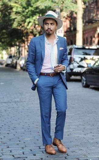 Come indossare e abbinare stivaletti brogue per un uomo di 30 anni: Combina un abito blu con una camicia elegante a righe verticali multicolore per un look elegante e di classe. Prova con un paio di stivaletti brogue per un tocco più rilassato.
