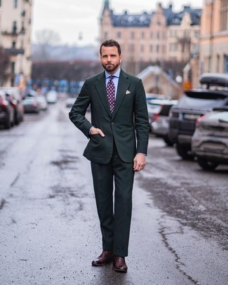 Look alla moda per uomo: Abito verde scuro, Camicia elegante azzurra, Stivali eleganti in pelle bordeaux, Cravatta a pois viola