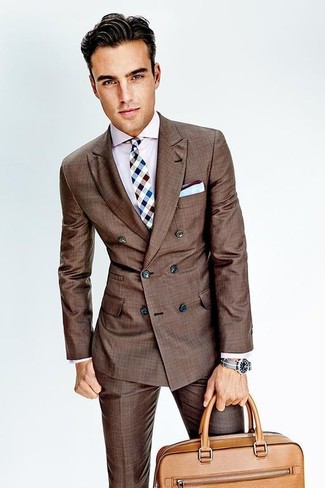 Look alla moda per uomo: Abito marrone, Camicia elegante rosa, Ventiquattrore in pelle marrone chiaro, Cravatta a quadri azzurra