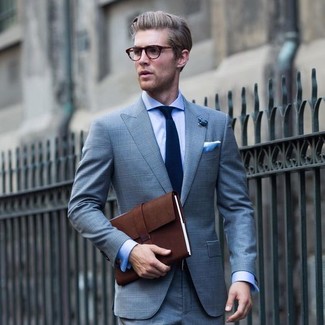 Look alla moda per uomo: Abito scozzese azzurro, Camicia elegante azzurra, Ventiquattrore in pelle marrone scuro, Cravatta blu scuro