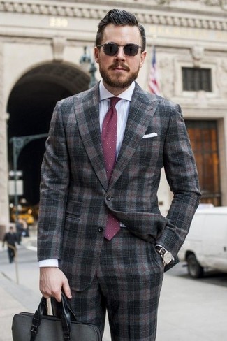 Come indossare e abbinare una cravatta a pois bordeaux quando fa caldo: Opta per un abito scozzese grigio scuro e una cravatta a pois bordeaux come un vero gentiluomo.