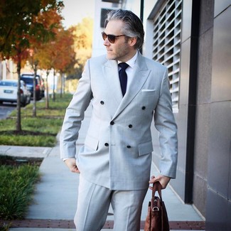 Come indossare e abbinare una ventiquattrore in pelle terracotta: Mostra il tuo stile in un abito grigio con una ventiquattrore in pelle terracotta per un look semplice, da indossare ogni giorno.