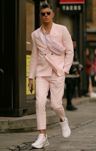 Come indossare e abbinare un abito rosa per un uomo di 40 anni in estate 2024 in modo casual: Indossa un abito rosa con una canotta bianca per essere elegante ma non troppo formale. Per un look più rilassato, scegli un paio di scarpe sportive bianche. Con questo outfit estivo non puoi sbagliare.