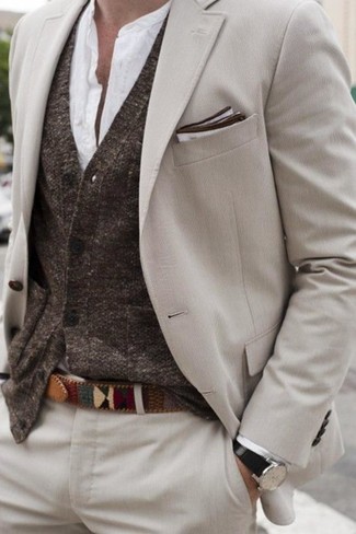 Come indossare e abbinare un abito beige: Abbina un abito beige con un cardigan marrone scuro come un vero gentiluomo.