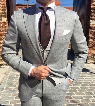 Quale camicia elegante indossare con un cardigan grigio quando fa caldo: Indossa un cardigan grigio con una camicia elegante per creare un look smart casual.