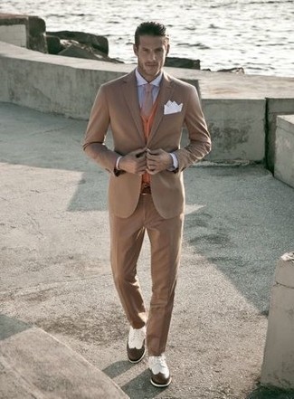 Look alla moda per uomo: Abito marrone chiaro, Cardigan arancione, Camicia elegante azzurra, Scarpe brogue in pelle bianche e marroni