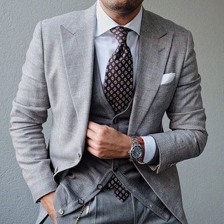 Come indossare e abbinare una cravatta marrone in autunno 2024: L'abbinamento di un abito grigio e una cravatta marrone metterà in luce il tuo gusto per gli abiti di sartoria. Una splendida idea per per vestirsi con stile durante la stagione transitoria!
