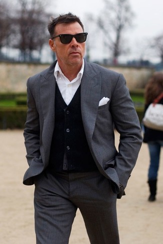 Come indossare e abbinare un cardigan nero e bianco per un uomo di 40 anni quando fa caldo in modo formale: Potresti combinare un cardigan nero e bianco con un abito grigio scuro per essere sofisticato e di classe.