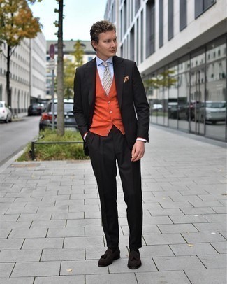 Look alla moda per uomo: Abito nero, Cardigan arancione, Camicia elegante azzurra, Mocassini con nappine in pelle scamosciata marrone scuro
