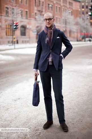 Come indossare e abbinare una sciarpa viola per un uomo di 30 anni: Prova ad abbinare un abito blu scuro con una sciarpa viola per un look spensierato e alla moda. Mostra il tuo gusto per le calzature di alta classe con un paio di chukka in pelle scamosciata marrone scuro.