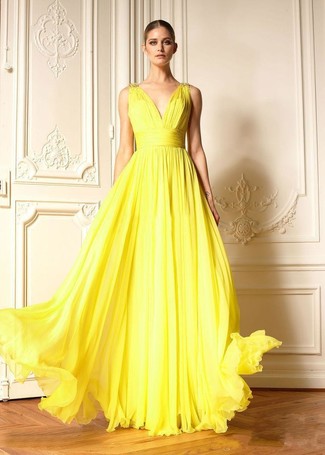 Come indossare e abbinare un abito da sera a pieghe giallo quando fa molto caldo: Opta per un abito da sera a pieghe giallo per essere splendida ovunque e in ogni occasione.