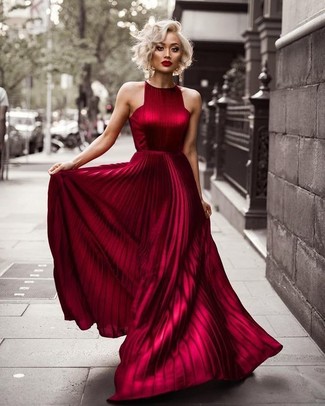 Come indossare e abbinare un gioiello lime quando fa molto caldo in modo formale: Prova a combinare un abito da sera a pieghe rosso con un gioiello lime per un outfit comodo ma studiato con cura.
