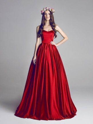 Come indossare e abbinare un abito da sera a pieghe rosso in modo formale: Opta per un abito da sera a pieghe rosso per un look elegante e alla moda.