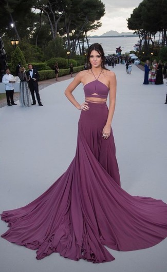 Look di Kendall Jenner: Abito da sera a pieghe viola melanzana