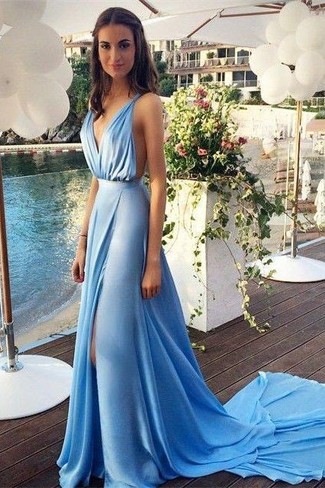 Come indossare e abbinare un vestito azzurro in modo formale: Potresti indossare un vestito azzurro per un look elegante e alla moda.