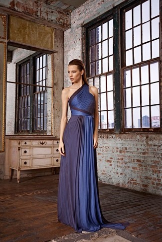 Come indossare e abbinare un abito da sera blu scuro per una donna di 30 anni: Indossa un abito da sera blu scuro per un look elegante e alla moda.