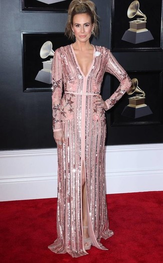 Moda donna anni 40: Scegli un outfit composto da un abito da sera con paillettes rosa per sfoggiare un look davvero fantastico. Sandali con tacco in pelle scamosciata pesanti beige sono una splendida scelta per completare il look.