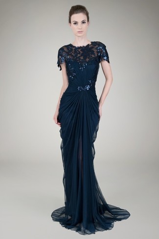 Come indossare e abbinare un vestito decorato blu scuro per una donna di 30 anni: Vestiti con un vestito decorato blu scuro per una silhouette classica e raffinata