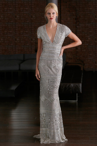 Come indossare e abbinare un vestito decorato argento: Opta per un vestito decorato argento per una silhouette classica e raffinata