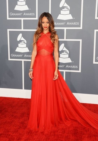 Look di Rihanna: Abito da sera di chiffon rosso
