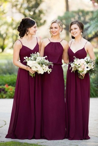 Come indossare e abbinare un abito da sera viola melanzana: Indossa un abito da sera viola melanzana per una silhouette classica e raffinata