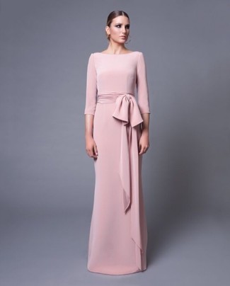 Trend da donna 2024 in primavera 2024 in modo formale: Potresti indossare un abito da sera rosa per essere sofisticato e di classe. Una buona idea per essere molto elegante in questi mesi primaverili!